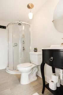Lux 4BR Townhome - City Views - Free Parking - 6