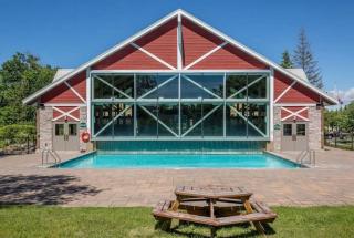 Cozy king bed Suite - pullout couch - Pool on grounds - 0