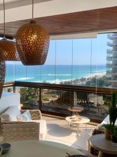 Lindo apto no melhor lugar da Barra da Tijuca! Com uma vista de tirar o fôlego, frente para o mar! Totalmente equipado e decorado ao lado dos melhores hotéis e quiosques da Barra! Portaria 24h, piscina, sauna, Jacuzzi, academia, garagem, Wi-Fi, lavanderia - Río de Janeiro - 0