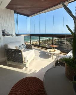 Lindo apto no melhor lugar da Barra da Tijuca! Com uma vista de tirar o fôlego, frente para o mar! Totalmente equipado e decorado ao lado dos melhores hotéis e quiosques da Barra! Portaria 24h, piscina, sauna, Jacuzzi, academia, garagem, Wi-Fi, lavanderia - Río de Janeiro - 1