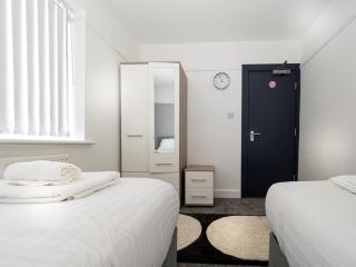 3BR Haven Retreat in Wallasey with FREE Street Parking - 5