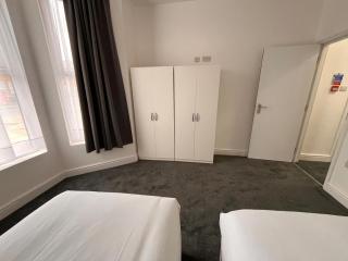 L&C Apartments - Ilford - 3
