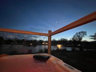 Huckleberry Lodge with Hot Tub - York - 6