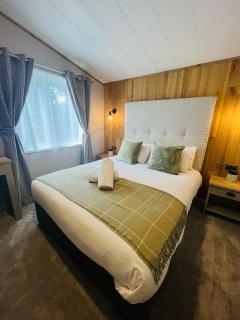 Huckleberry Lodge with Hot Tub - York - 2