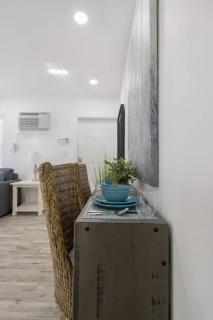 Trendy 1BR w Parking Space Walk to the Beach 8 - Hollywood - 2