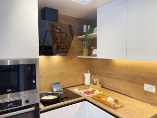 Luxury Apartment With King-Size Bed and Fast Wi-Fi - Tirana - 9