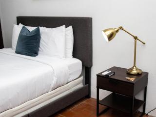Colonial Apt with Balcony in OSJ Next to San Sebastian APT 3 - San Juan - 1