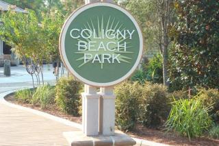 1002 Tanglewood - Charming Villa with Modern Amenities, Expansive Deck, and Prime Location Near Coligny Plaza - 7