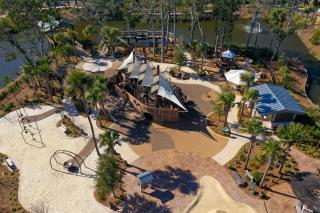 1002 Tanglewood - Charming Villa with Modern Amenities, Expansive Deck, and Prime Location Near Coligny Plaza - 6