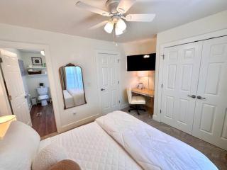 Cute and Cozy Comfy Birds Junior Cottage - 1 mile to Dwntn Ocean Springs, near Beach with Golf Cart - 6