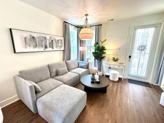 Cute and Cozy Comfy Birds Junior Cottage - 1 mile to Dwntn Ocean Springs, near Beach with Golf Cart - 9
