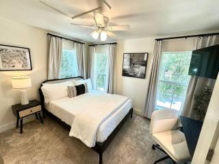 Cute and Cozy Comfy Birds Junior Cottage - 1 mile to Dwntn Ocean Springs, near Beach with Golf Cart - 1