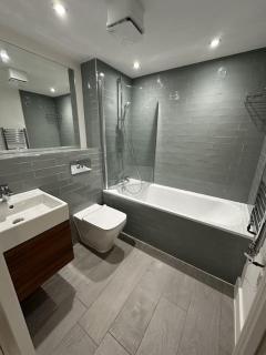 Luxurious 1-Bedroom with Parking - 4