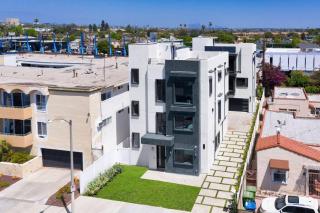Modern 4 Bedroom Masterpiece With Rooftop Deck - 9