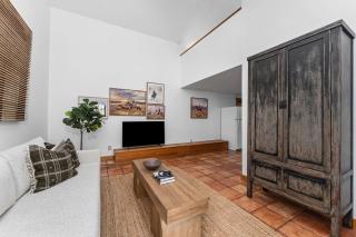 The Wagen Haus, fireplace and hot tub! - Fredericksburg - 4