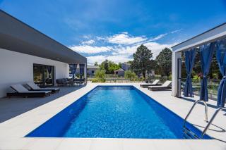 Pool House Fancy - Happy Rentals - 9