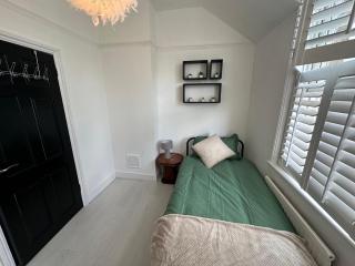 Mulberry Wimbledon Area Apartment, by Edens - Raynes Park - 3