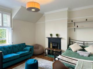 Mulberry Wimbledon Area Apartment, by Edens - Raynes Park - 0
