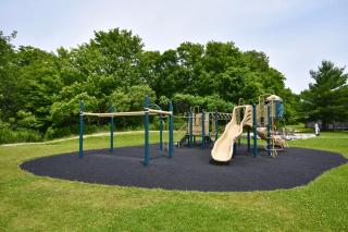 Cozy king bed Suite - pullout couch - Pool on grounds - 9