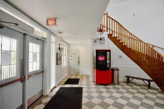 Cozy king bed Suite - pullout couch - Pool on grounds - 1