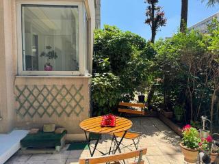 Stylish 1BR with Peaceful Garden in 18th District - Parijs - 1