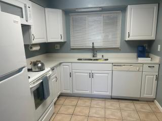 Beautifully Furnished Two-Bedroom Unit, Loaded With Appliances And Ample Parking - Pittsburgh - 7