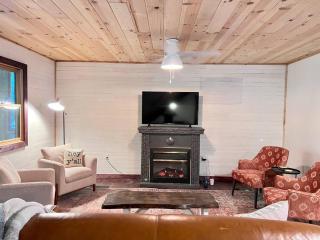 Close to Lake Blue Ridge, Hot Tub, Swing Beds - Morganton - 4