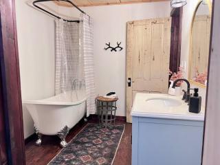 Close to Lake Blue Ridge, Hot Tub, Swing Beds - Morganton - 3