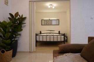 Beachfront Apartment for 4, 30m to Pebble Beach 180m to Sandy Beach, Central Stobreč with Summer Amenities - Split - 2