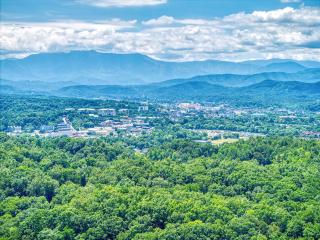 A Smoky Mountain Splash-Smith Creek Reserve - Indoor Pool, Waterpark, Theater Room, WIFI, Hot Tub - 1