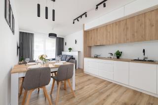 Nowoczesny Apartament z Parkingiem na Alei Pokoju w Krakowie by Noclegi Renters - 1