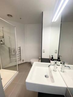 Modern Apartment With Pool and Gym - 9