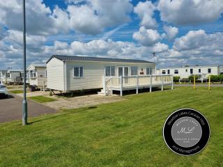The Meadows 67 - Golden Palm - Central heating, 2 bathrooms with showers, bed linen - Meadows Lakes Caravan & Lodge Hire - Chapel Saint Leonards - 1