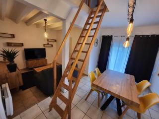 Logement entier dans propriété - - 5