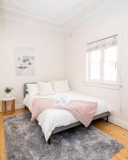 In the heart of Bondi, stroll to the beach - Sydney - 1