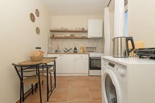 The Gramms Old Town Apartment - 5