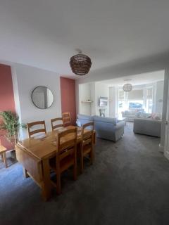 Stylish House Near Beach - 7