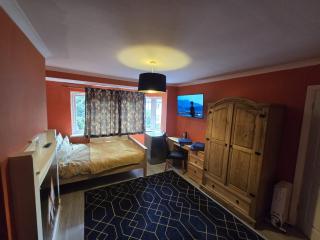 L'Auberge close Syon Lane Station and Heathrow - London - 0