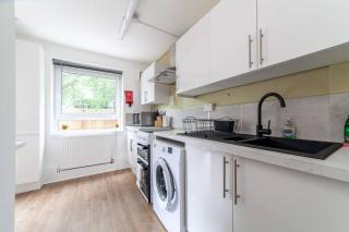Modern 3BR Escape in Prime London Spot - 5