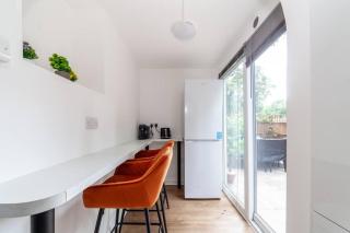 Modern 3BR Escape in Prime London Spot - 2