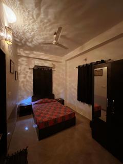 TicAna Apartments with all amenities lake view & terrace garden Ac Kitchen wifi - Udaipur - 5