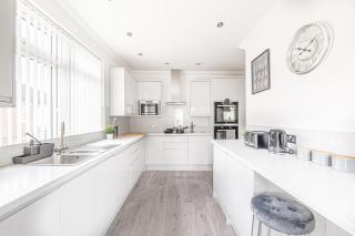 Luxury 4 Bedroom Apartment Southsea - Free Parking - Portsmouth - 1