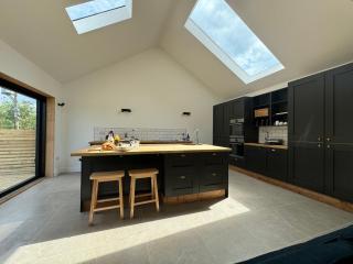 Threshing Barn- Modern 5 Bed, 10 person, Barn Conversion in a Rural Location with Great Access - 0