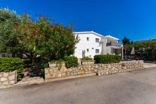 Apartments Crnko, 50m from the beach with free parking and drinkable tap water - Vir - 2