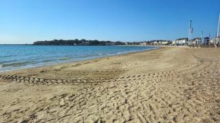 Spacious Seafront Apartment, Beach & Sea Views, Parking - 2