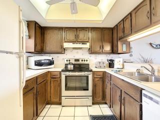 Ocean View 5th Floor Castle Reef Condo ~ Overlooking Pool and Beach CR527 - Edgewater - 8