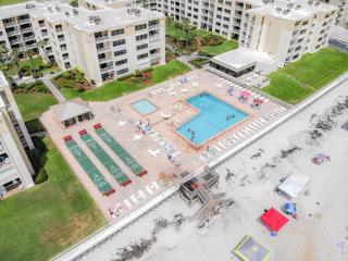 Ocean View 5th Floor Castle Reef Condo ~ Overlooking Pool and Beach CR527 - Edgewater - 5