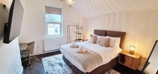 Stunning Luxury Spacious Holiday Home - 5 Bedrooms - Rest & Recharge in Manchester - 4