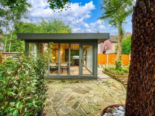Garden Lodge in Hidden City Oasis Pass the Keys - Manchester - 0