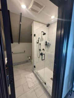 Upscale Industrial Penthouse - 7